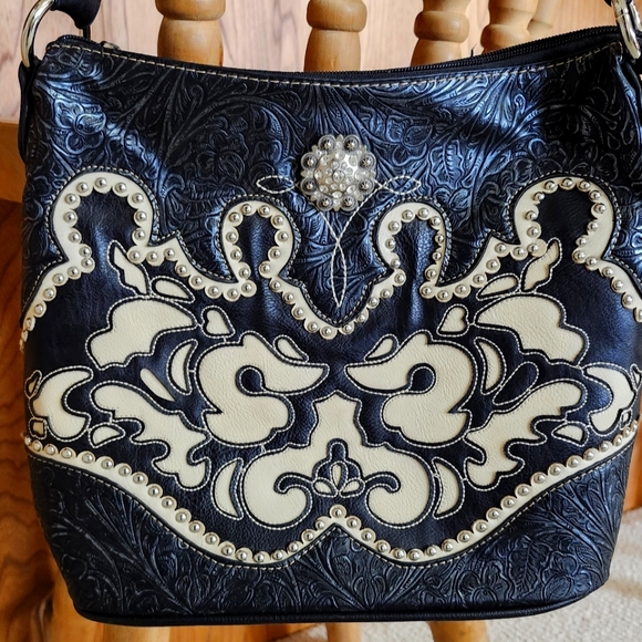 American Bling Handbags - American Bling handbag EUC Black & Cream shoulder bag